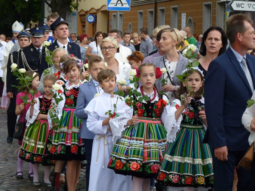 Matka Boża szła w szpalerze róż