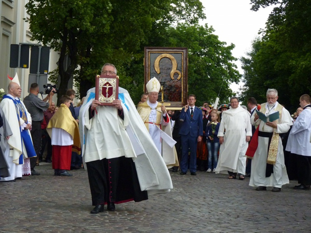 Matka Boża szła w szpalerze róż