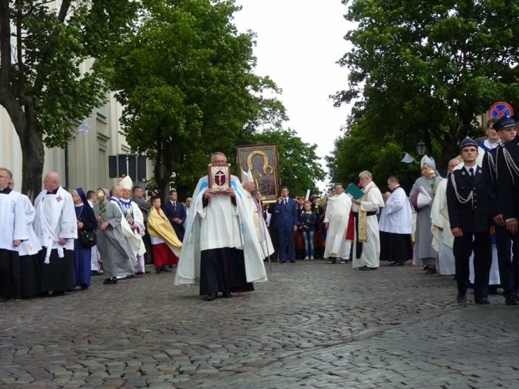 Matka Boża szła w szpalerze róż