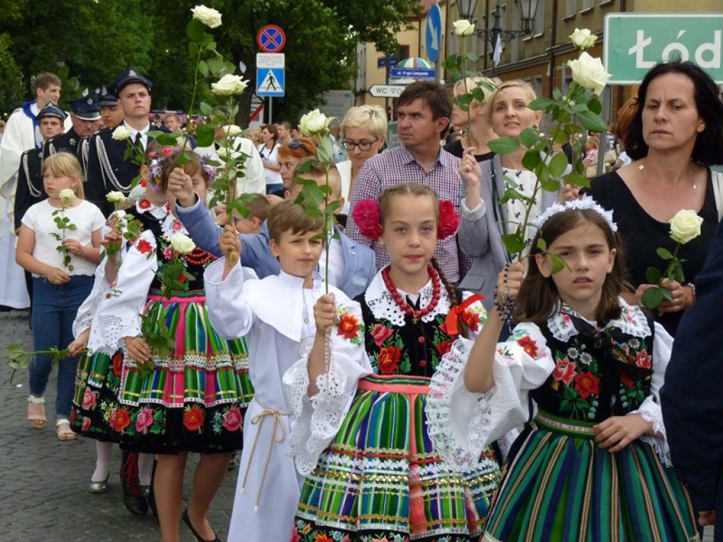 Matka Boża szła w szpalerze róż