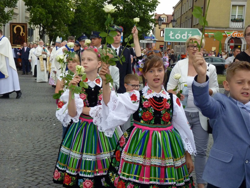 Matka Boża szła w szpalerze róż
