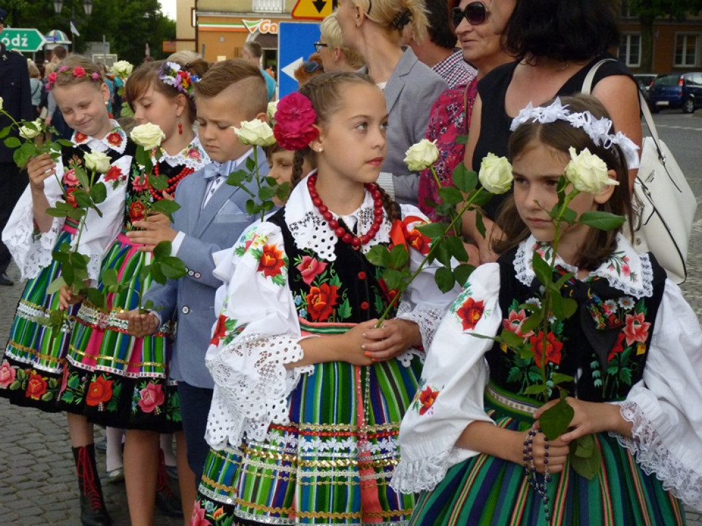 Matka Boża szła w szpalerze róż