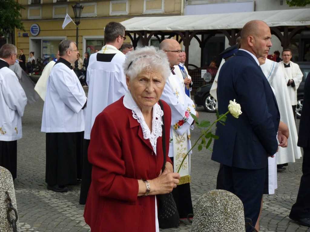Matka Boża szła w szpalerze róż