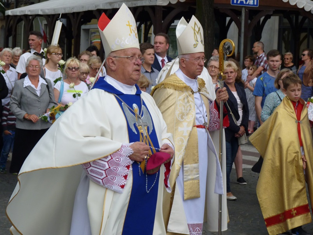 Matka Boża szła w szpalerze róż