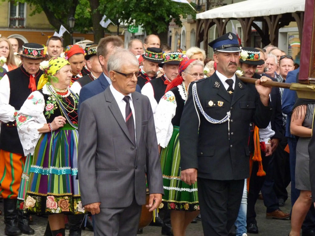 Matka Boża szła w szpalerze róż