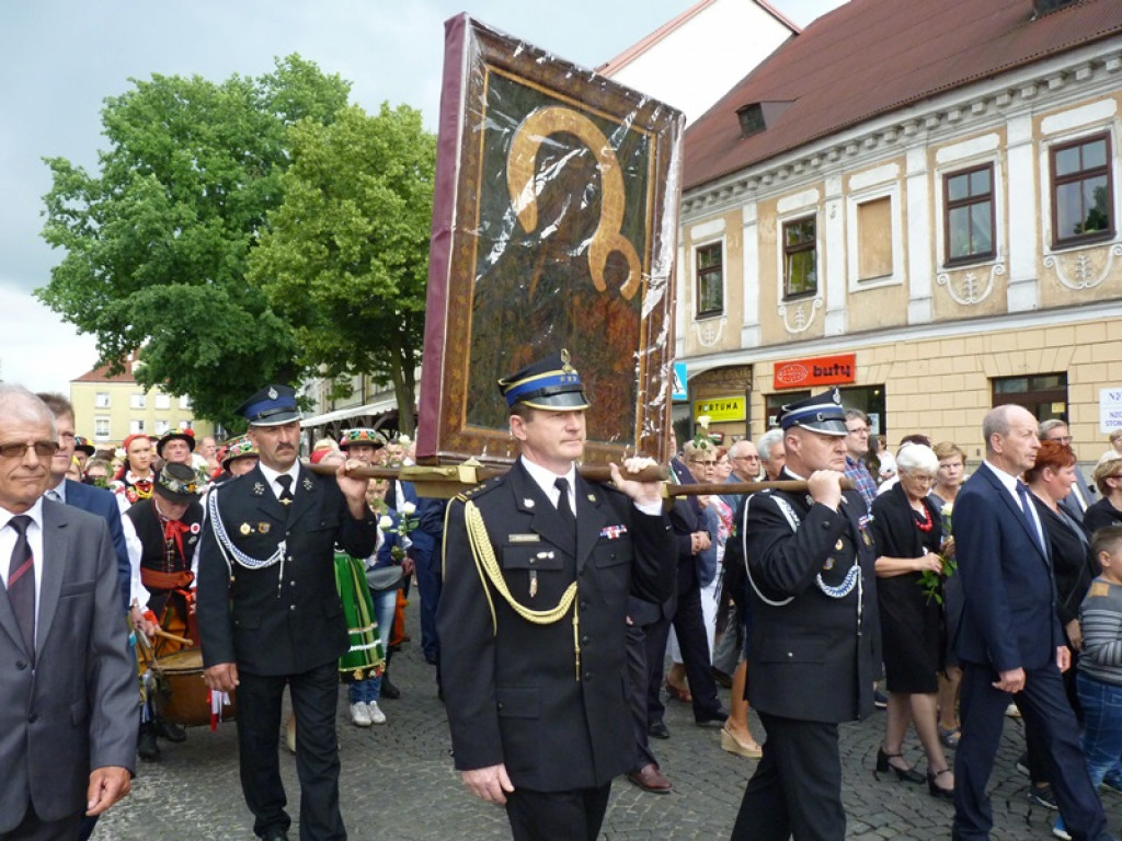 Matka Boża szła w szpalerze róż