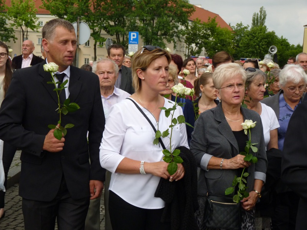 Matka Boża szła w szpalerze róż