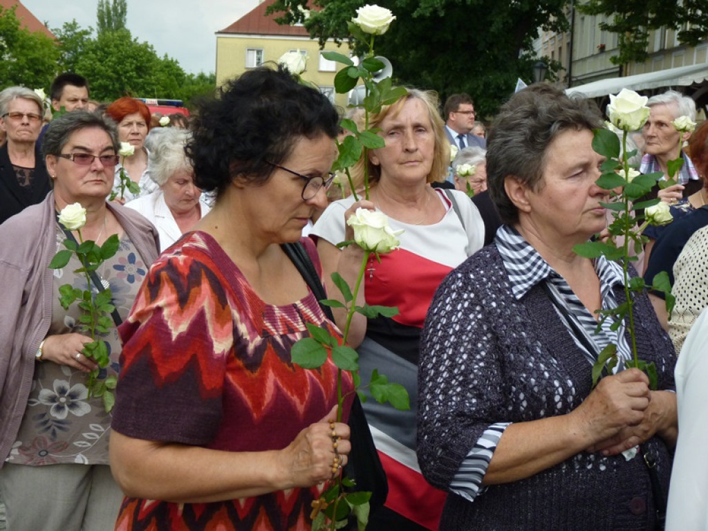 Matka Boża szła w szpalerze róż