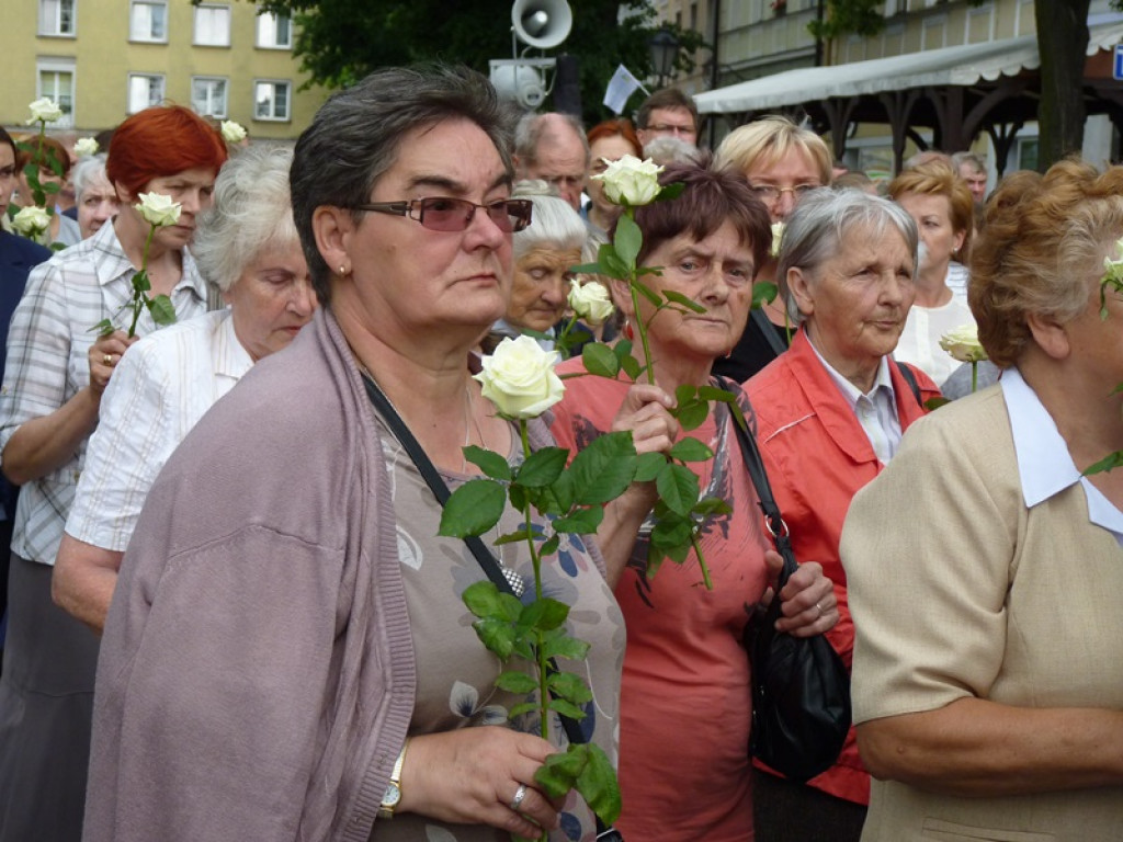 Matka Boża szła w szpalerze róż