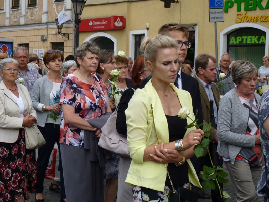 Matka Boża szła w szpalerze róż