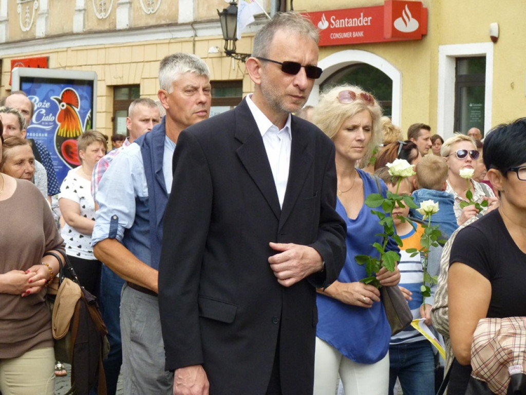 Matka Boża szła w szpalerze róż