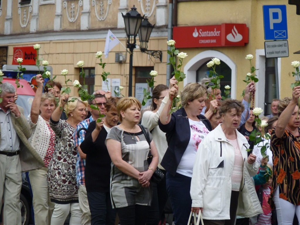 Matka Boża szła w szpalerze róż