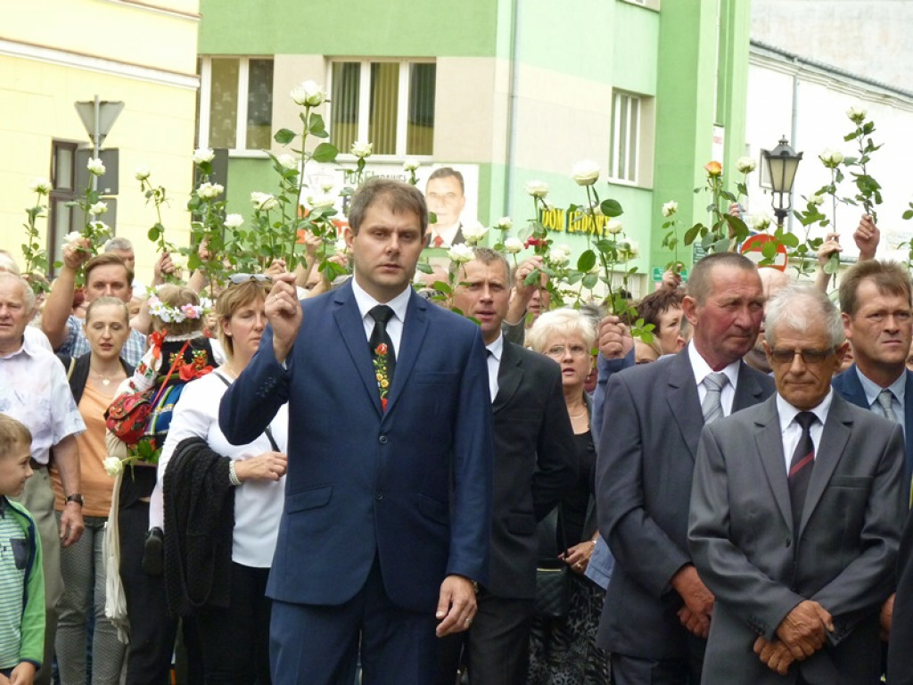 Matka Boża szła w szpalerze róż