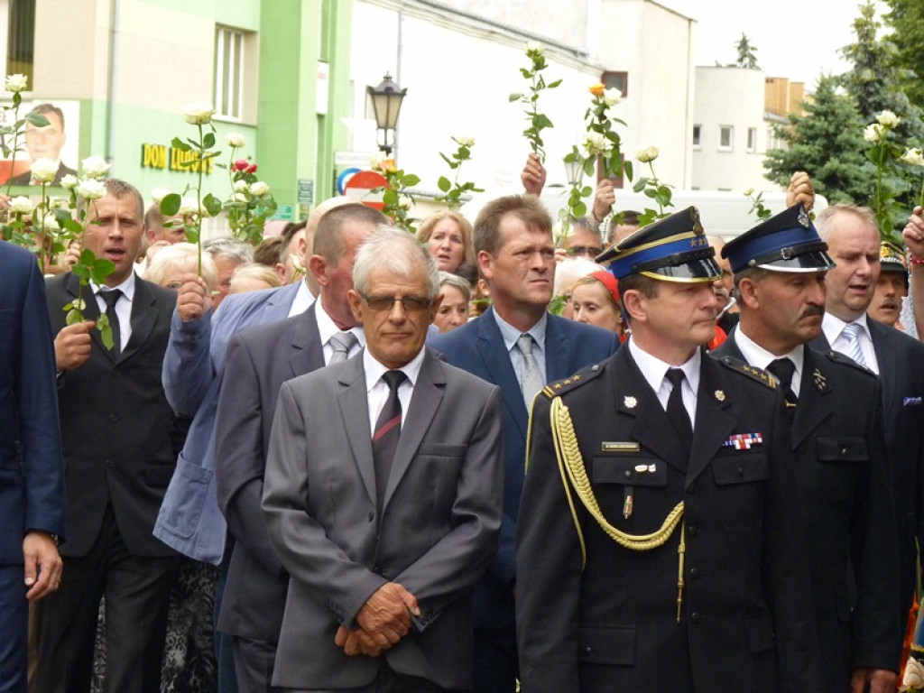 Matka Boża szła w szpalerze róż