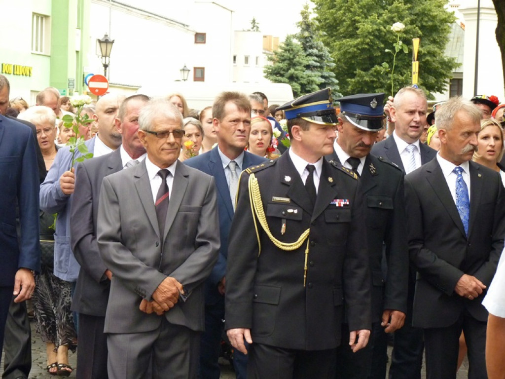 Matka Boża szła w szpalerze róż