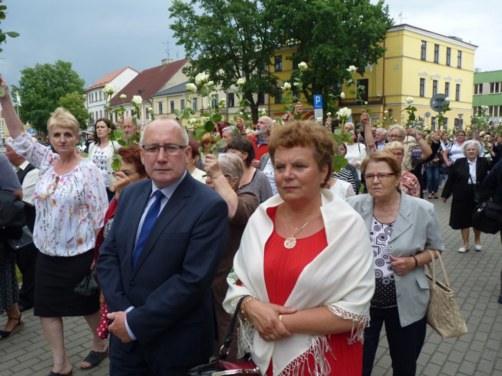 Matka Boża szła w szpalerze róż