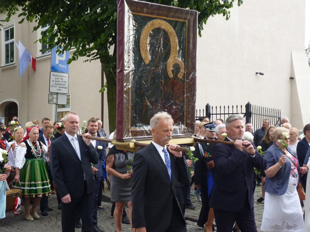 Matka Boża szła w szpalerze róż