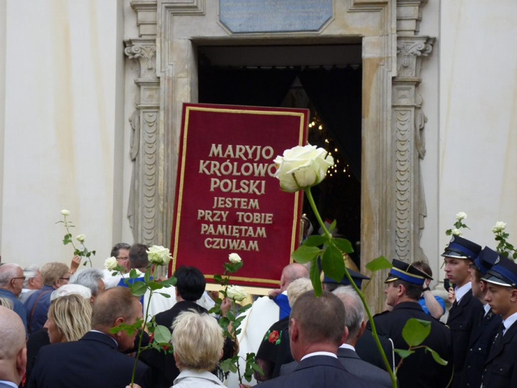 Matka Boża szła w szpalerze róż