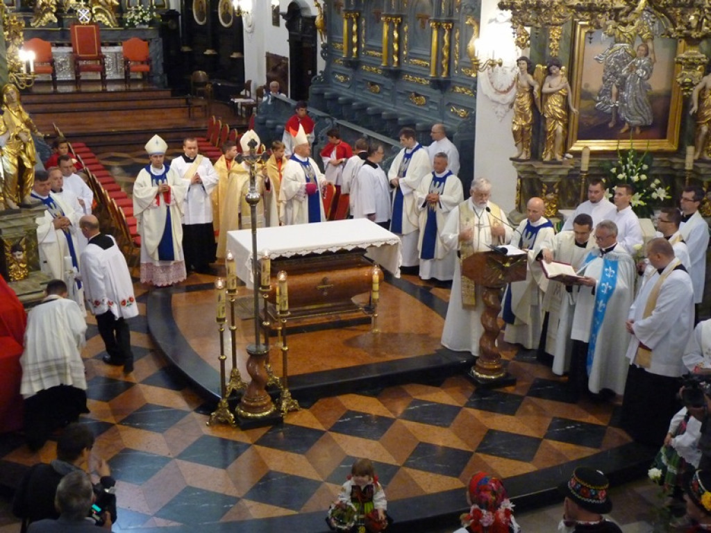Matka Boża szła w szpalerze róż