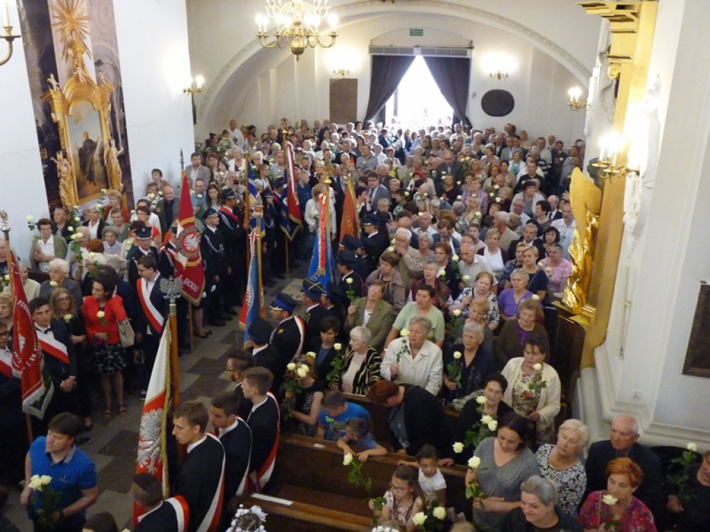 Matka Boża szła w szpalerze róż