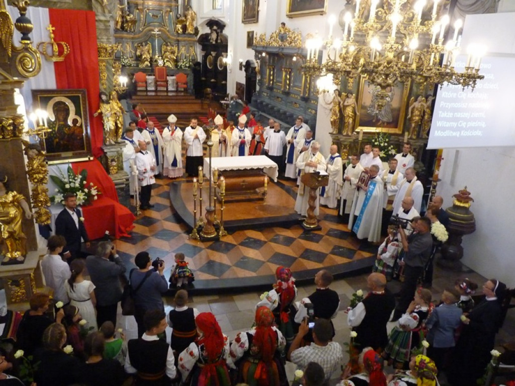 Matka Boża szła w szpalerze róż