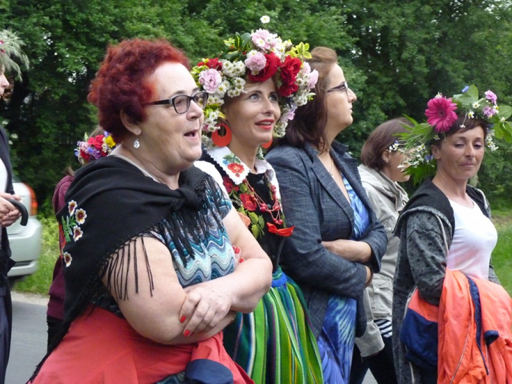 Wianki na wodzie i tańce na moście