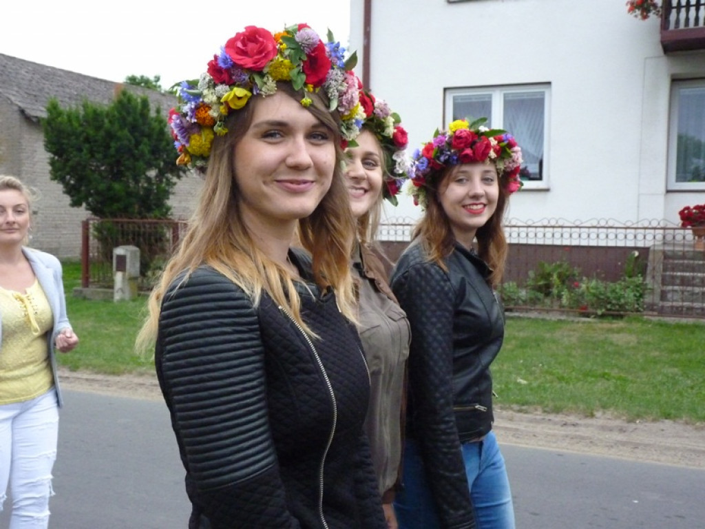 Wianki na wodzie i tańce na moście