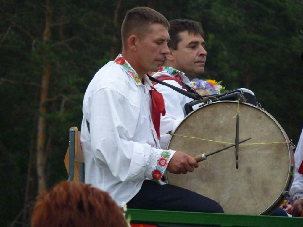 Wianki na wodzie i tańce na moście