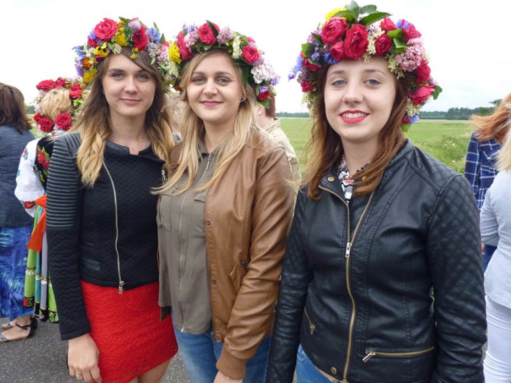 Wianki na wodzie i tańce na moście