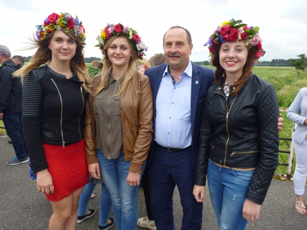 Wianki na wodzie i tańce na moście