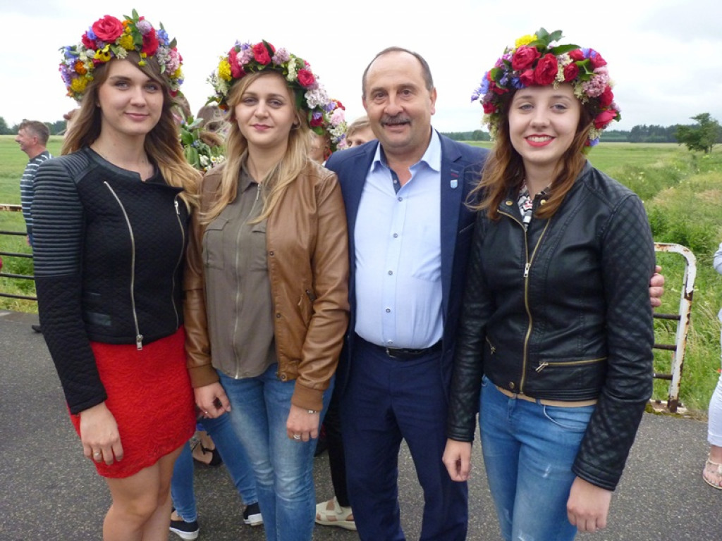 Wianki na wodzie i tańce na moście