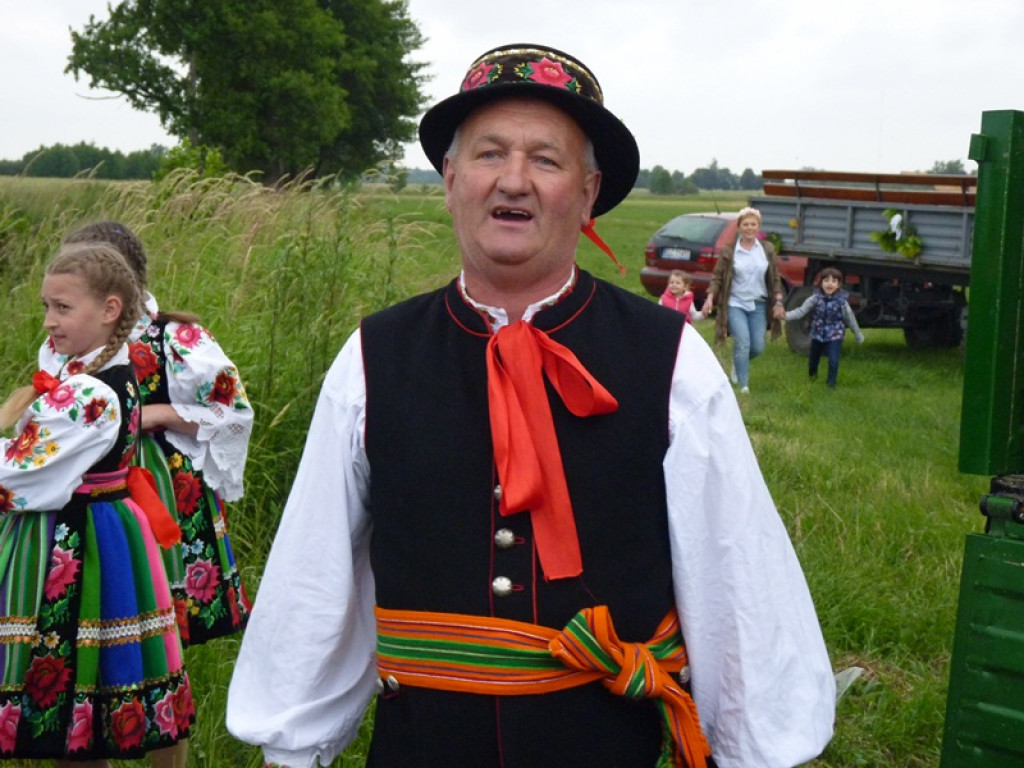 Wianki na wodzie i tańce na moście