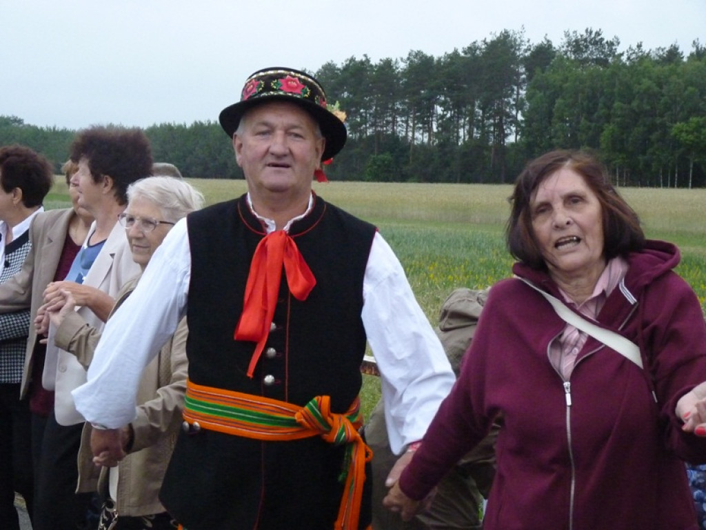 Wianki na wodzie i tańce na moście