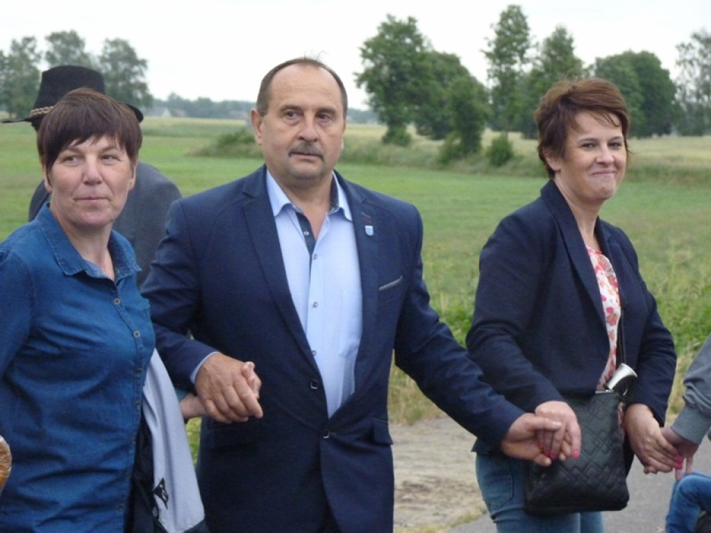 Wianki na wodzie i tańce na moście
