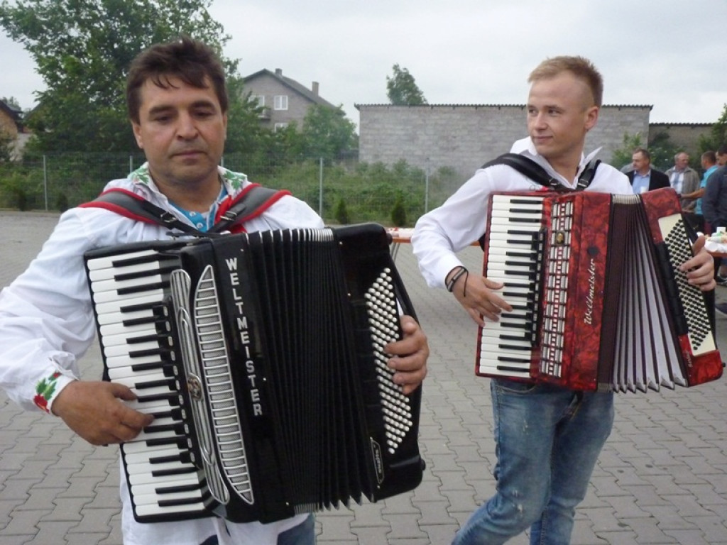 Wianki na wodzie i tańce na moście
