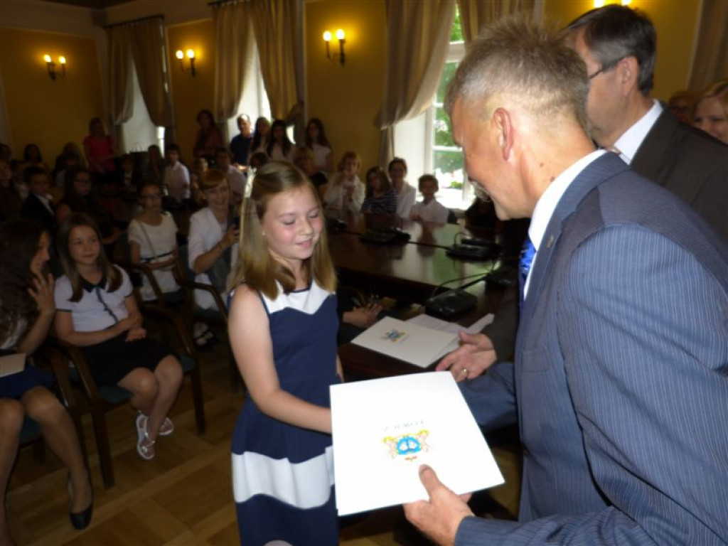Najlepsi uczniowie nagrodzeni stypendiami