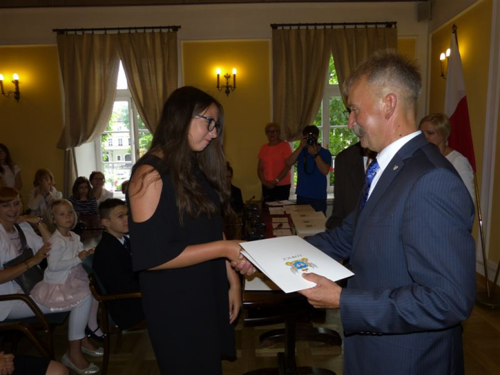 Najlepsi uczniowie nagrodzeni stypendiami