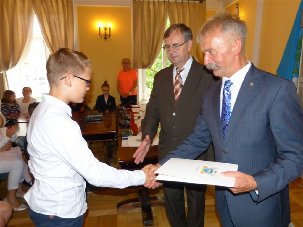 Najlepsi uczniowie nagrodzeni stypendiami