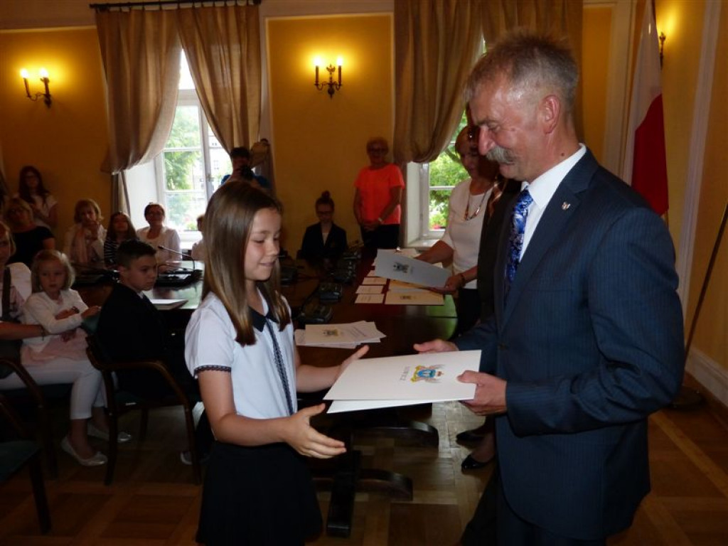 Najlepsi uczniowie nagrodzeni stypendiami