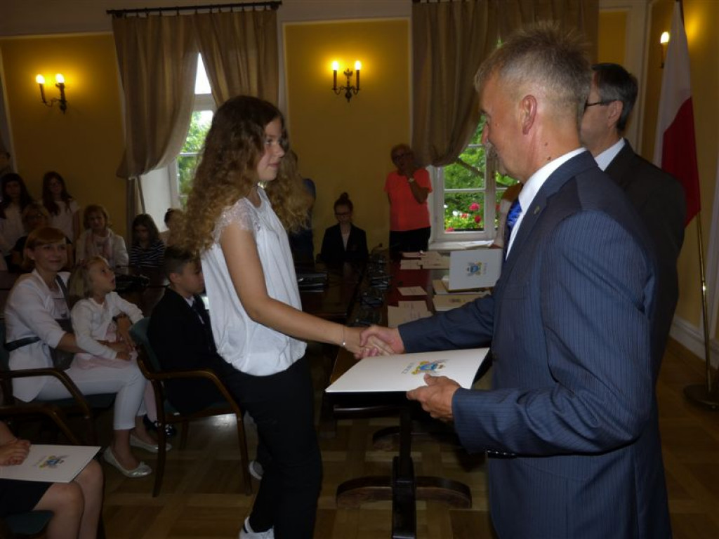 Najlepsi uczniowie nagrodzeni stypendiami
