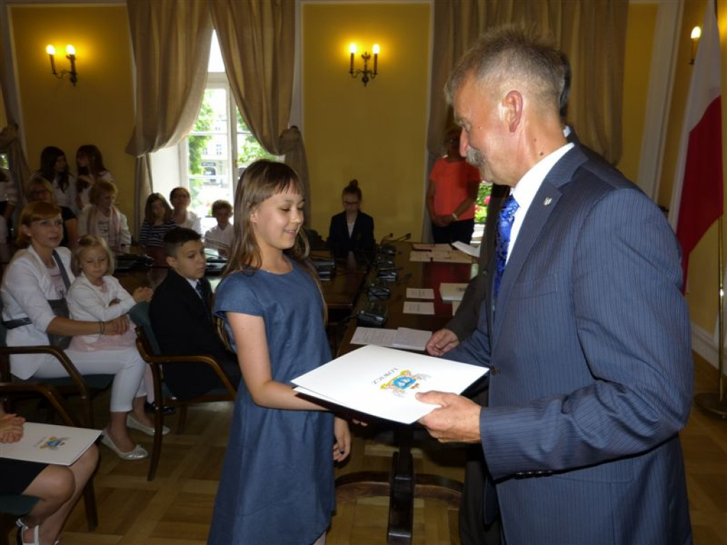 Najlepsi uczniowie nagrodzeni stypendiami