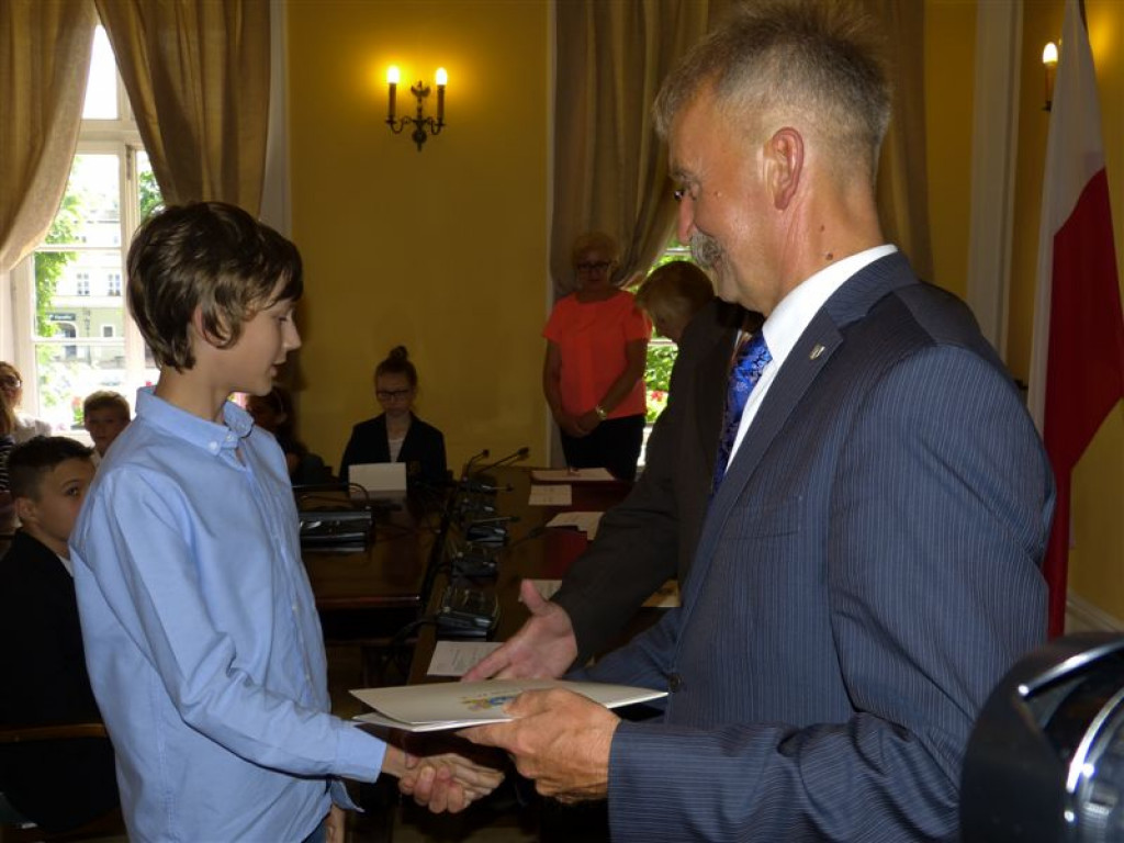 Najlepsi uczniowie nagrodzeni stypendiami