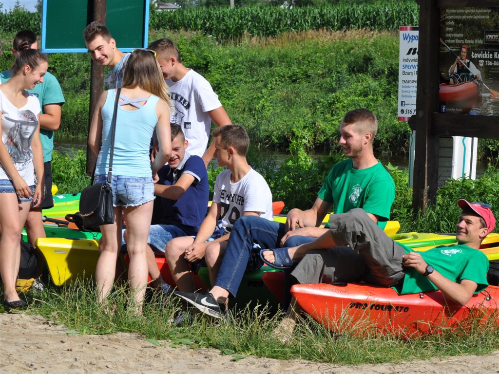 Muzycy i tancerze popłynęli Bzurą do Sochaczewa