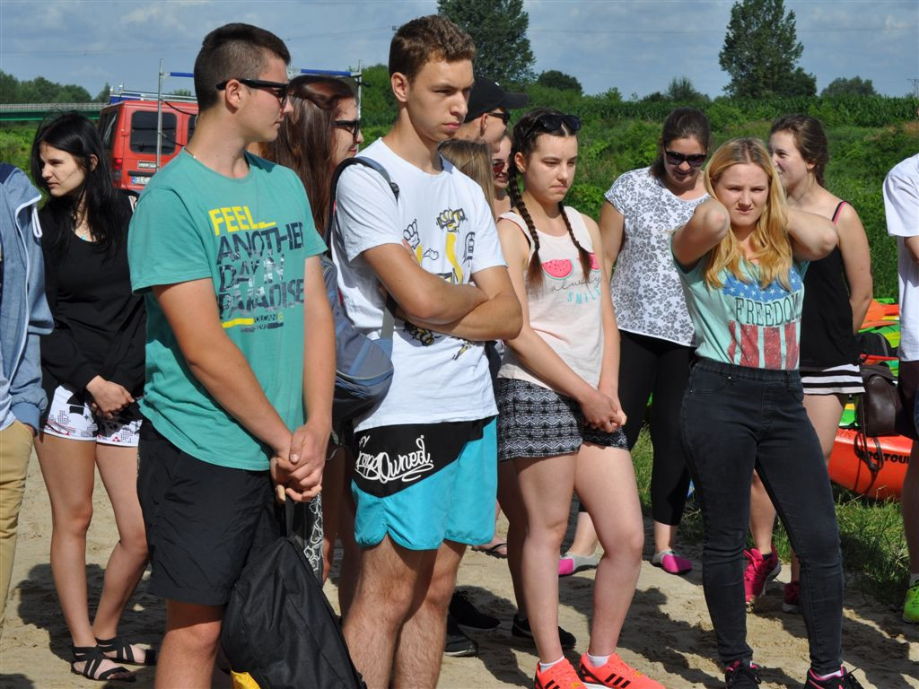 Muzycy i tancerze popłynęli Bzurą do Sochaczewa