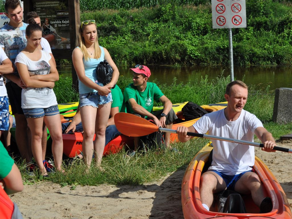 Muzycy i tancerze popłynęli Bzurą do Sochaczewa