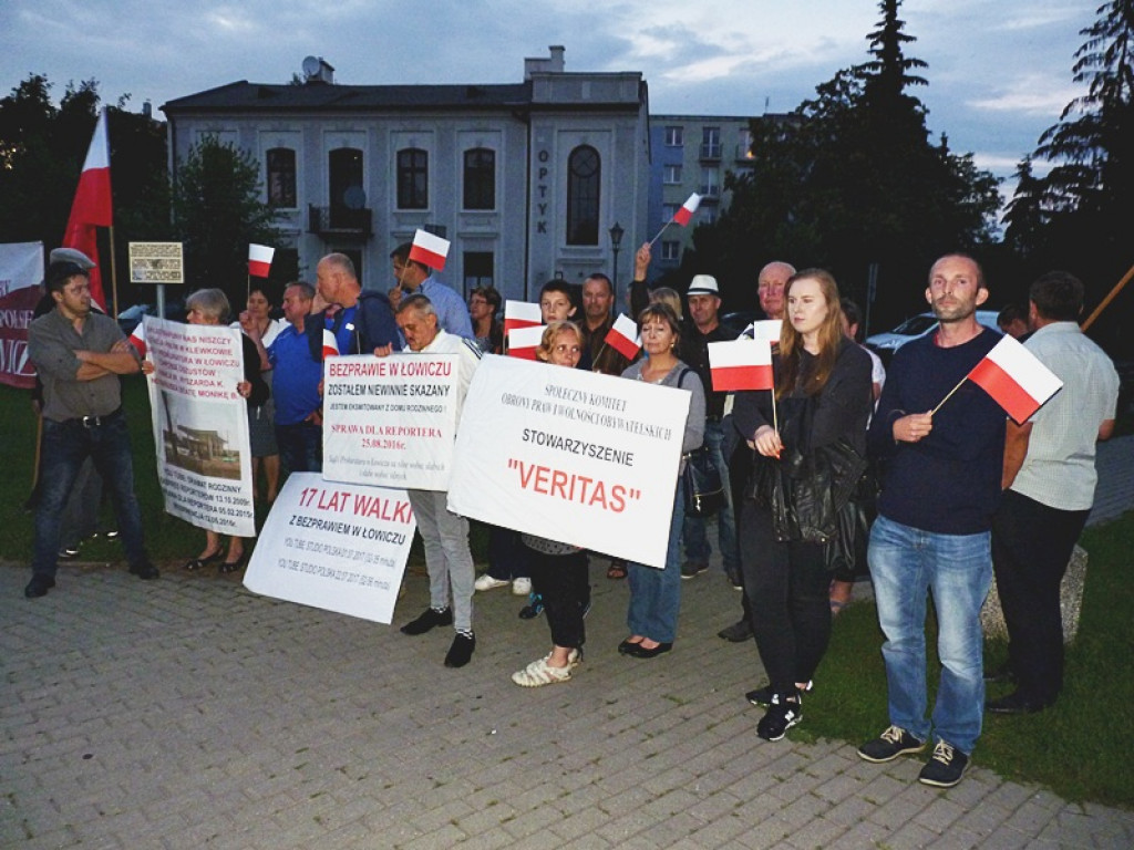 Manifestacja i kontrmanifestacja przed sądem w Łowiczu