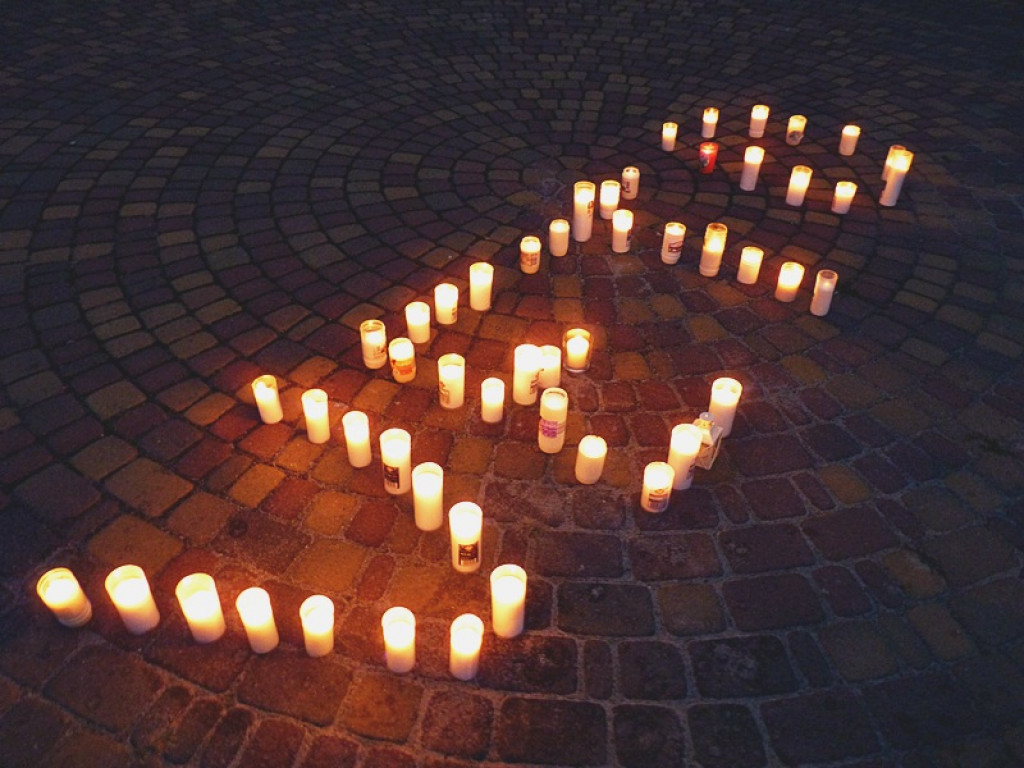 Manifestacja i kontrmanifestacja przed sądem w Łowiczu