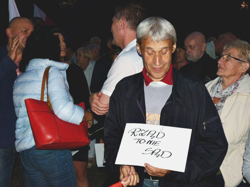 Manifestacja i kontrmanifestacja przed sądem w Łowiczu