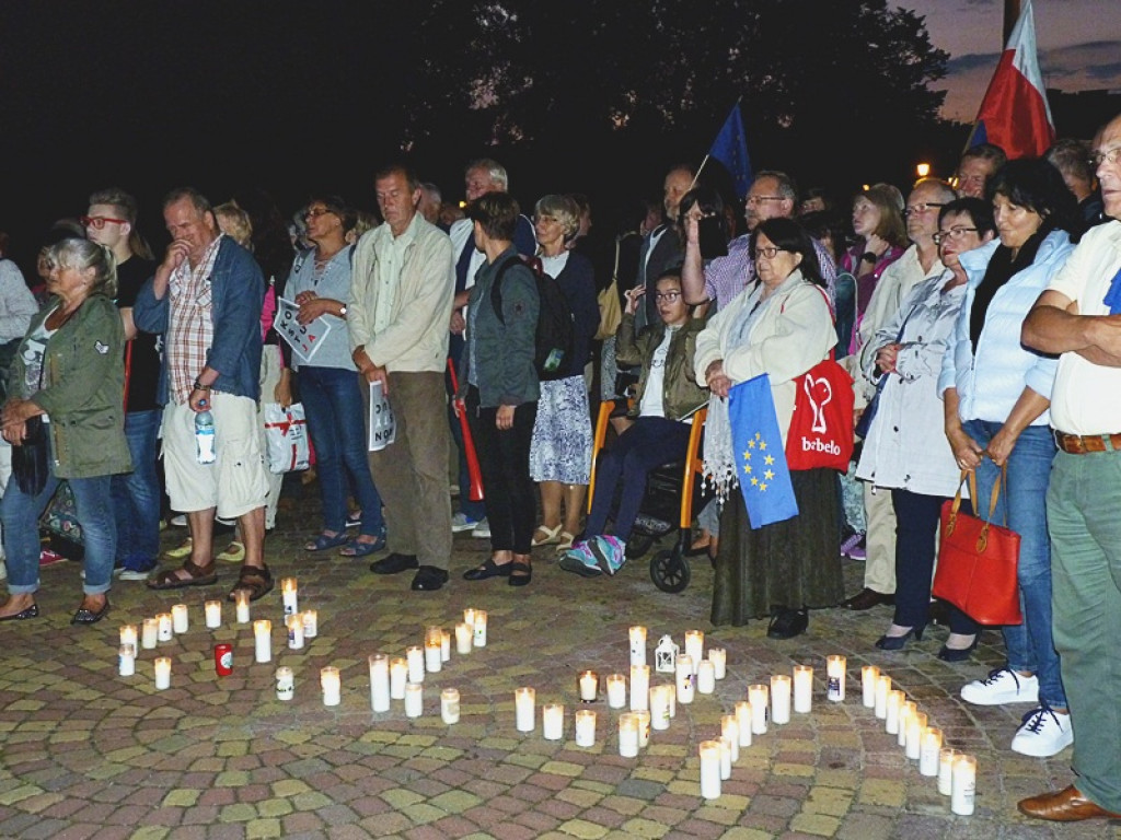 Manifestacja i kontrmanifestacja przed sądem w Łowiczu