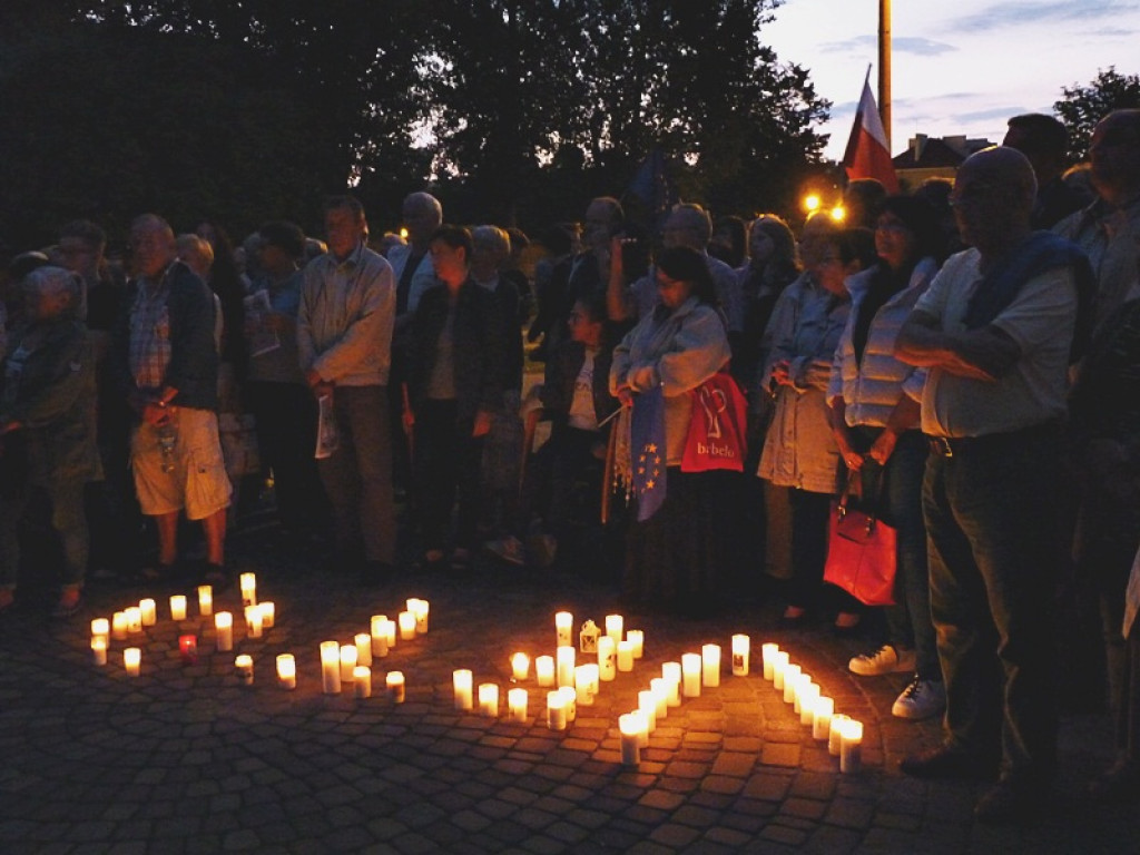 Manifestacja i kontrmanifestacja przed sądem w Łowiczu